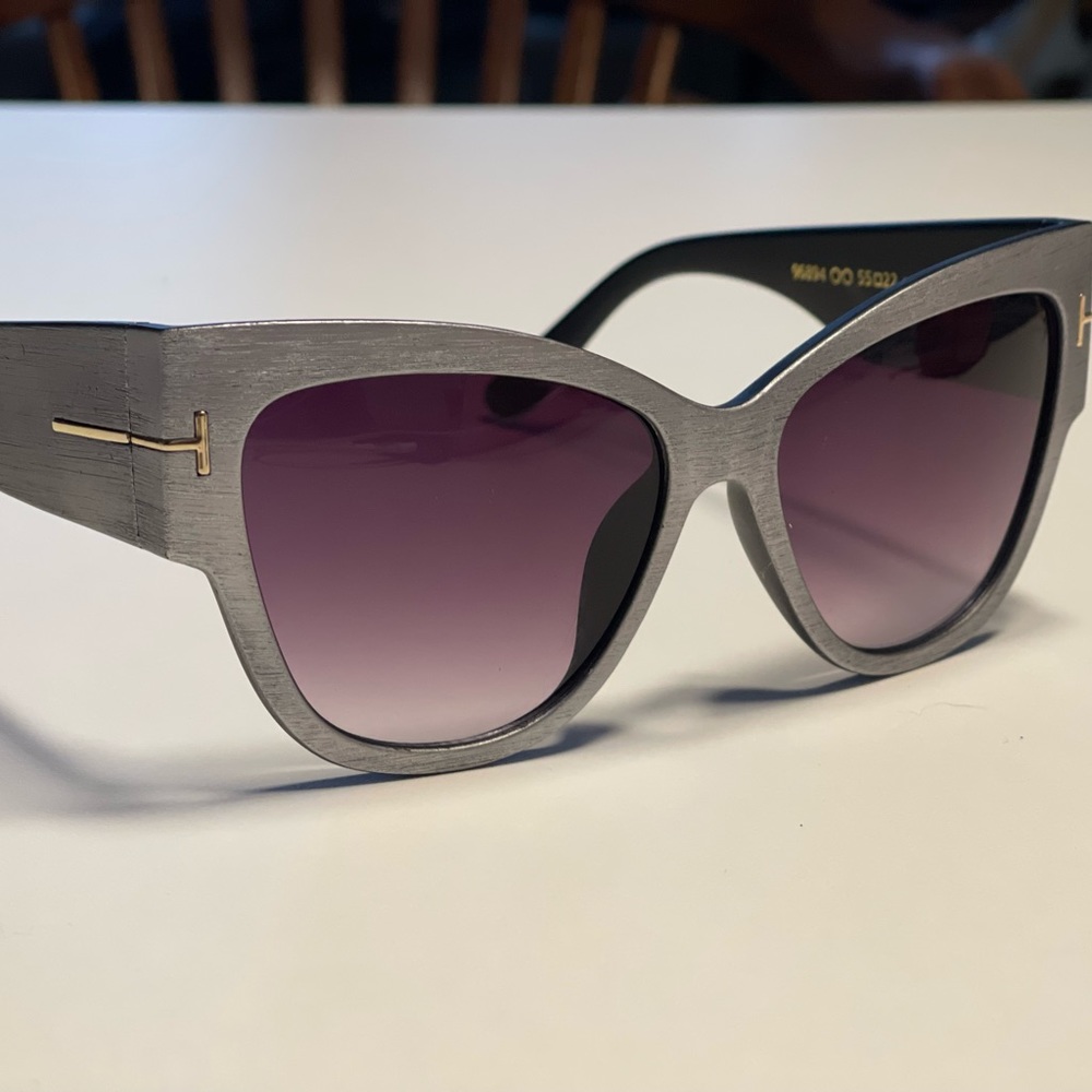 EUC grey cat eye sunglasses.